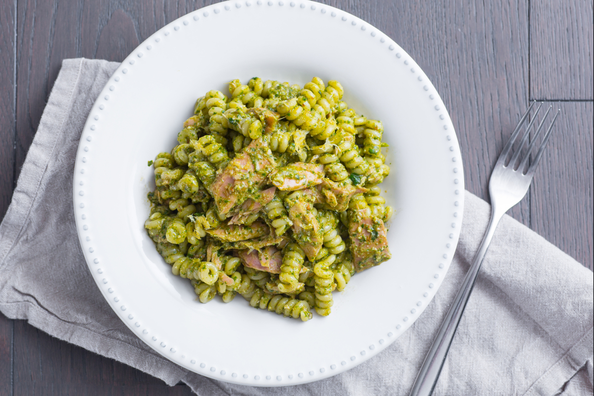 Pasta with arugula pesto and tuna