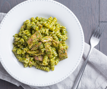 Pasta with arugula pesto and tuna