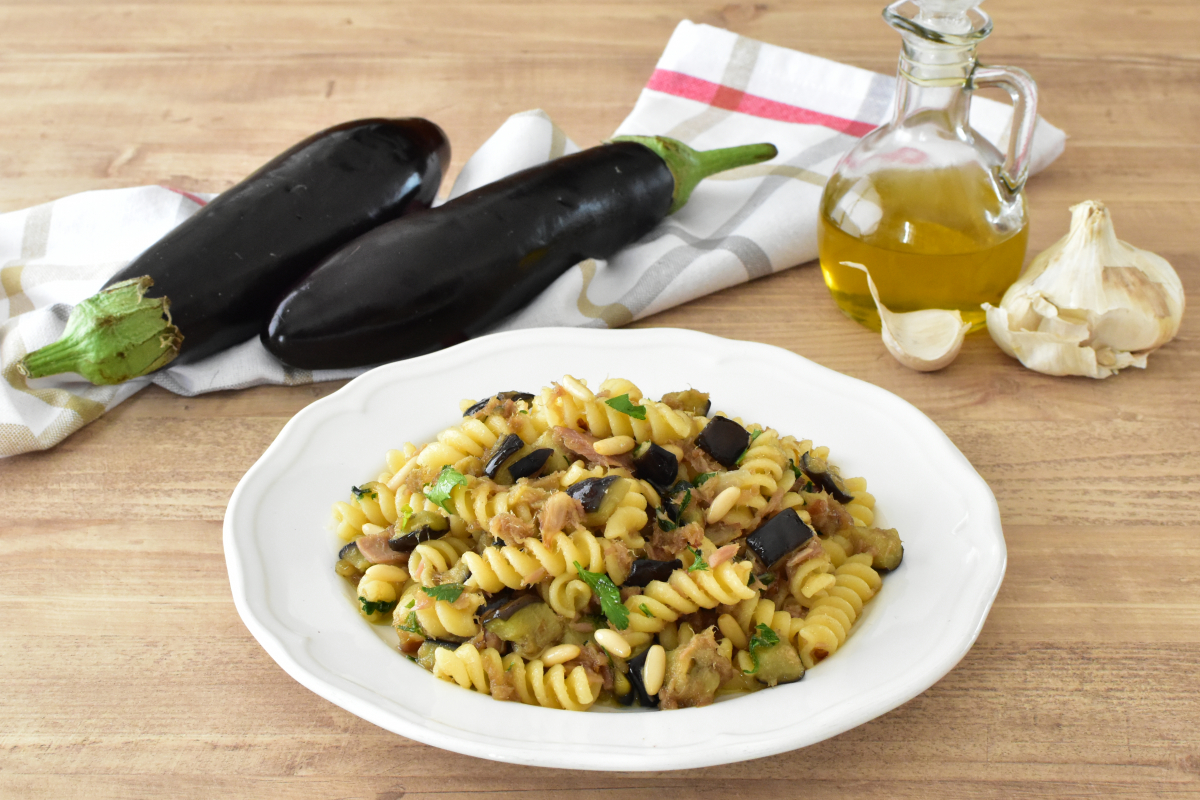 Pasta with tuna and eggplants