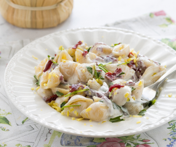 Quick pasta with robiola and bresaola