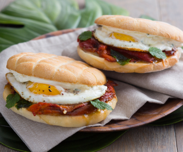 Vegetarian sandwich with peppers and eggs