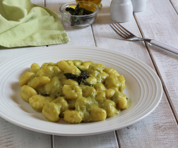 Gnocchi with asparagus cream