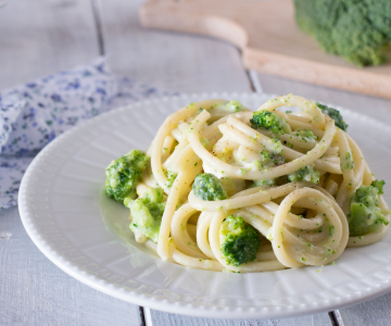 Bucatini cacio e pepe with broccoli