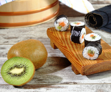Kiwi and Salmon Maki