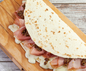 Flatbread with ham and scamorza cheese