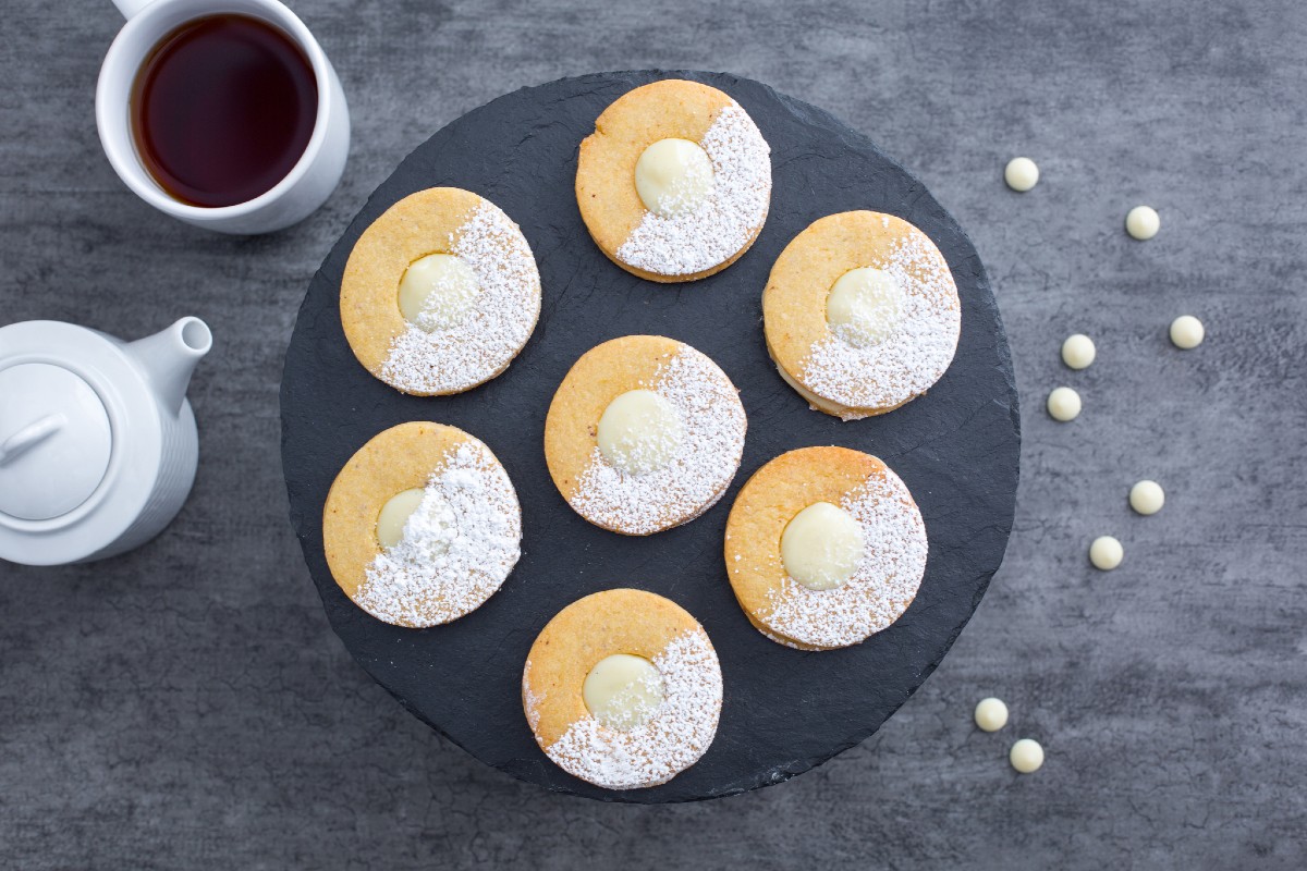 Cookies with White Chocolate Cream