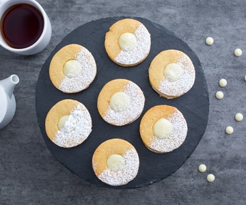Cookies with White Chocolate Cream