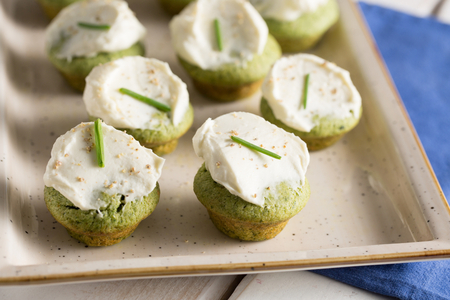 Mini muffins with spinach and goat cheese
