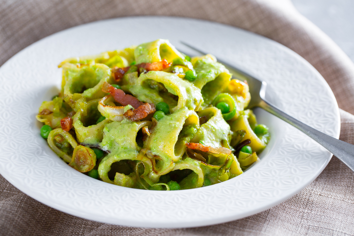 Pasta with pea cream and guanciale