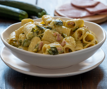 Pasta with zucchini and ham