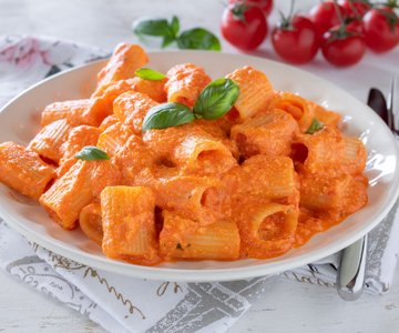 Pasta with bell pepper and ricotta cream