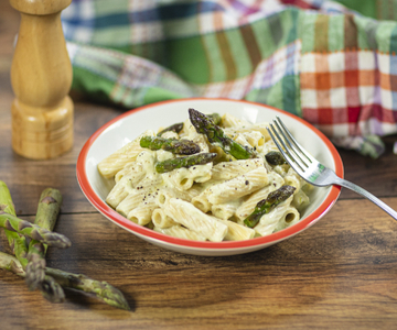 Pasta with ricotta and asparagus