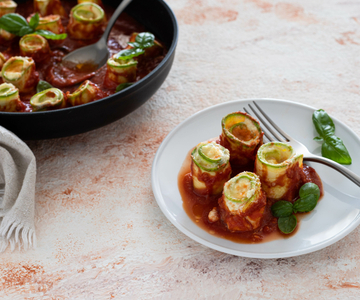 Zucchini rolls with sauce