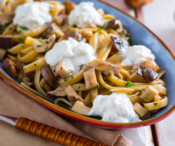 Fettuccine with mushrooms and burrata