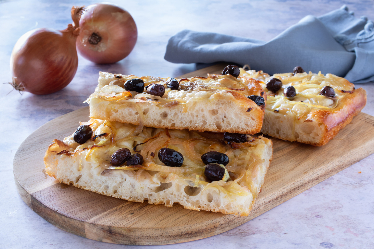 Apulian focaccia with onions