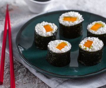 Simple homemade vegetarian Hosomaki