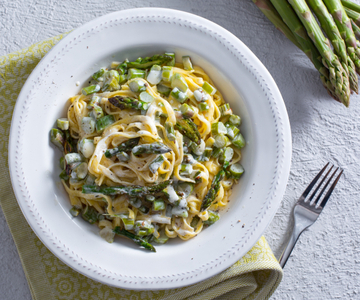 Pasta cream and asparagus