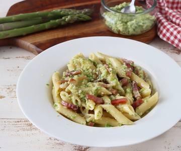Pasta with asparagus pesto and speck