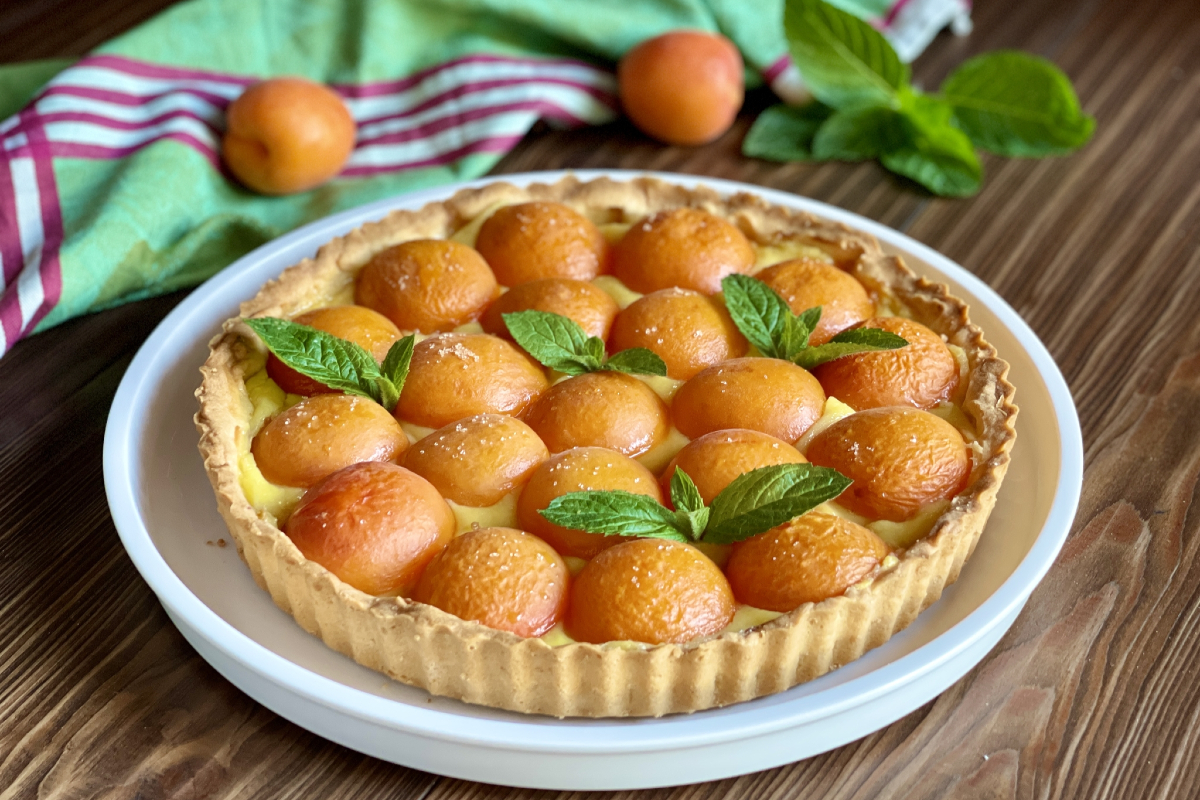 Apricot Tart with Cream