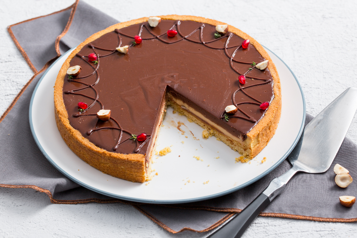 Tart with salted caramel yogurt and chocolate