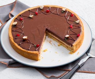 Tart with salted caramel yogurt and chocolate