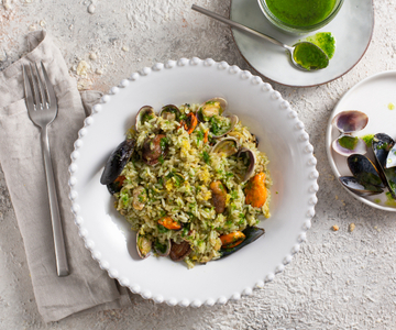 Rice salad with parsley pesto and seafood