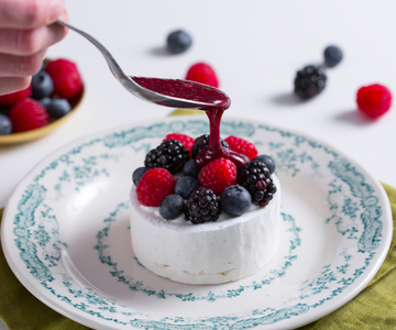 Pavlova with chantilly and berries
