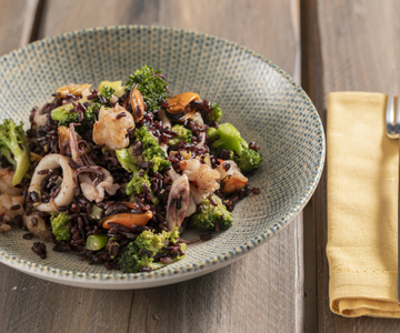 Venere rice with broccoli and seafood