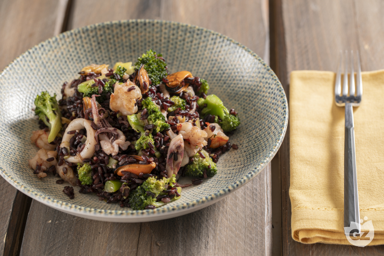 Venere rice with broccoli and seafood