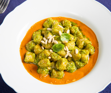 Whole wheat gnocchetti with pesto and cherry tomatoes