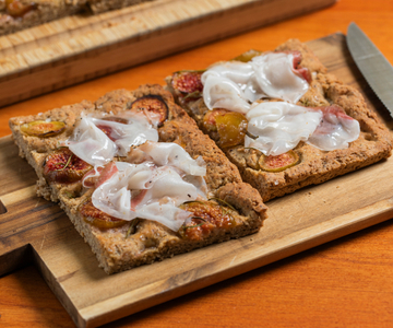 Five-grain focaccia with figs and lard