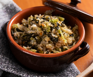 Brown rice with black cabbage and savoy cabbage