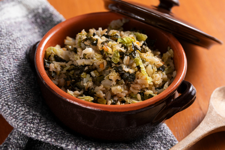 Brown rice with black cabbage and savoy cabbage