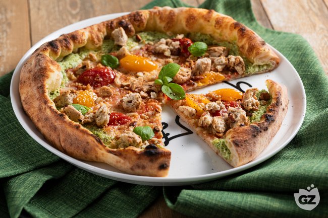 Pizza with stuffed crust of pesto and ricotta - Italian recipes by GialloZafferano