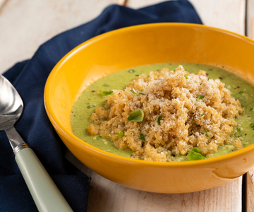 Cream of asparagus and zucchini with quinoa