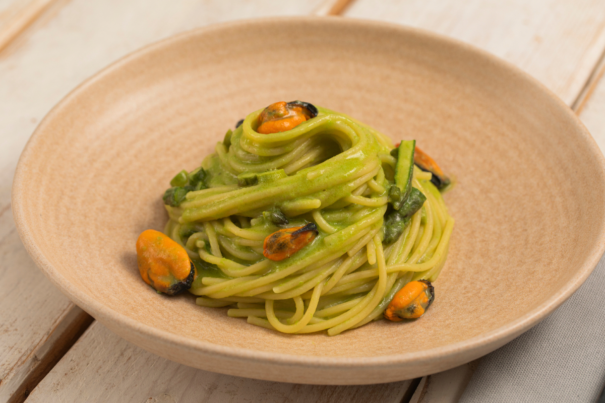 Spaghetti with pea cream, asparagus and mussels