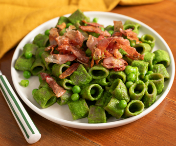 Buckwheat pasta with pea cream and crispy speck
