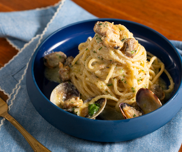 Spaghetti with lemon pesto and clams