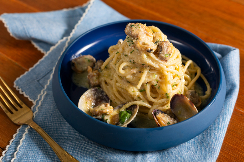 Spaghetti with lemon pesto and clams