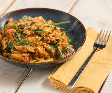 Mezze penne with red pesto and arugula