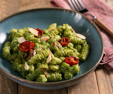 Cold pasta with arugula pesto and cherry tomatoes