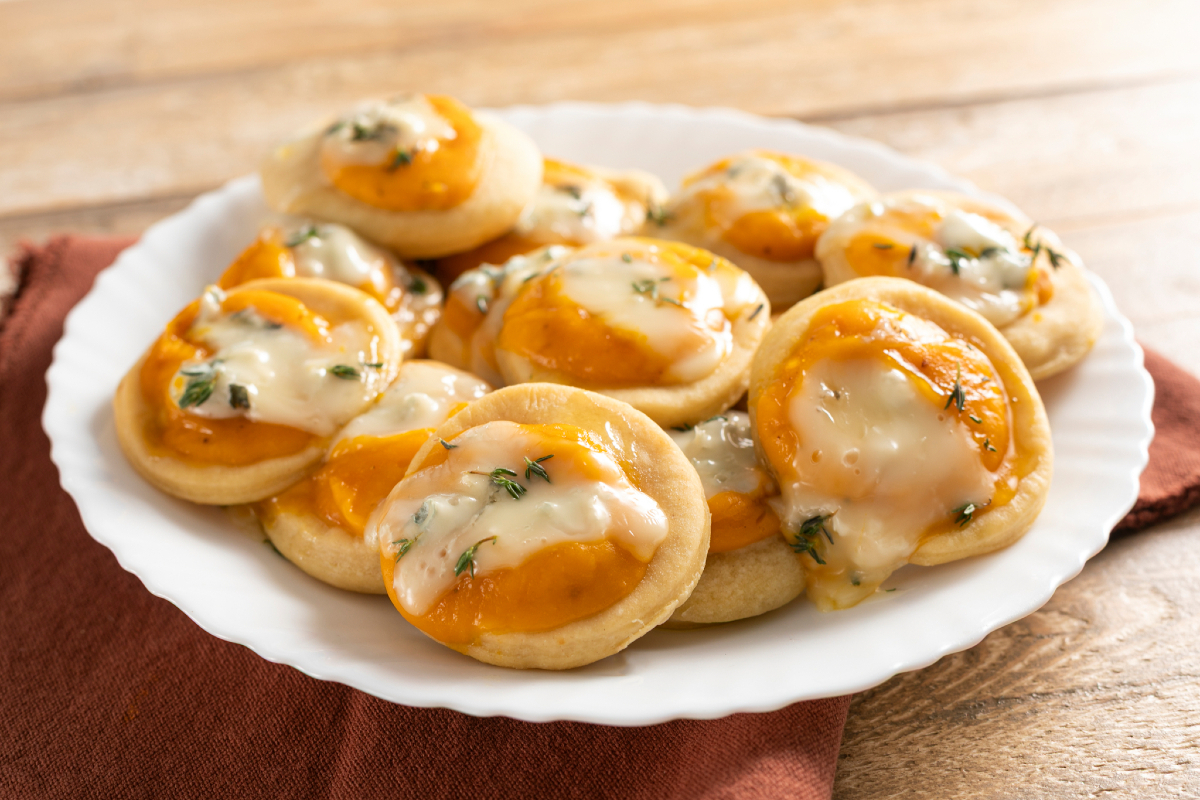 Unleavened mini pizzas with pumpkin and gorgonzola