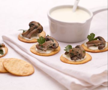 Flatbreads with mushrooms and Fontina cheese fondue