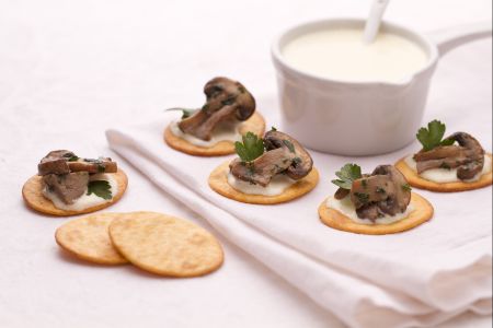 Flatbreads with mushrooms and Fontina cheese fondue