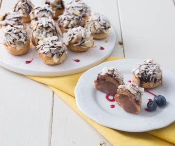 Cream Puffs with Berry Cream