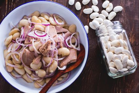 Tuna with beans and onions