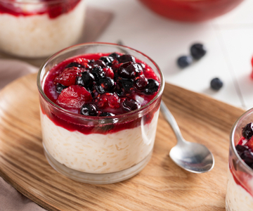 Rice pudding with red fruits