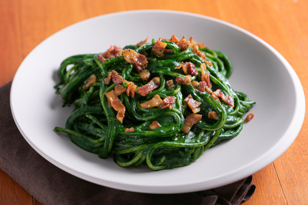 Pasta with Spinach Cream and Crispy Guanciale
