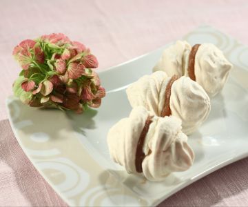Double meringues with cream and chestnut cream