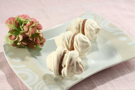 Double meringues with cream and chestnut cream